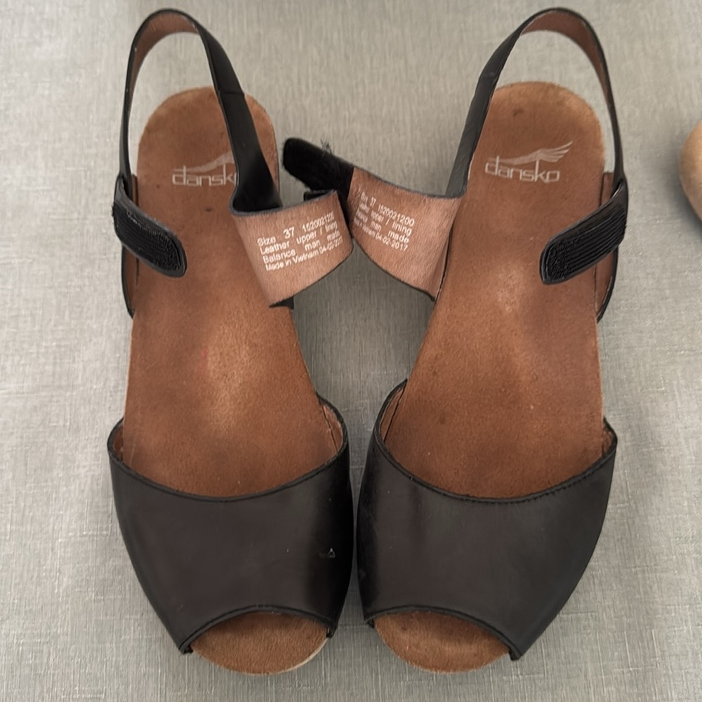 Dansko Brand Black Women's Sandals size 37 European sizing) Compares to 7M.
EUC. - Picture 7 of 9